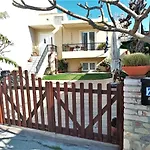 Apartment Family Yard House